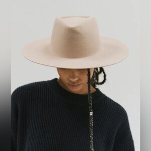 Gigi Pip Dakota Triangle Crown in cream